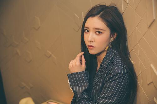 宋妍霏背景,从影视新星到时尚宠儿，她的成长之路